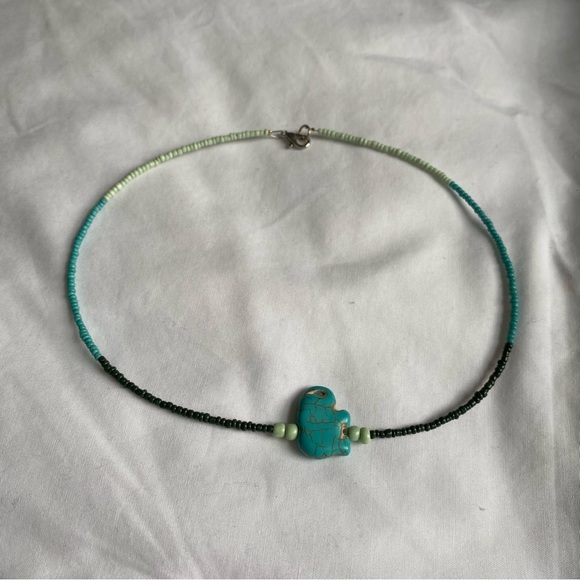 Short beaded necklace with elephant charm - Picture 6 of 6